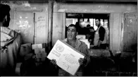  ?? KHALIL HAMRA / ASSOCIATED PRESS ?? Palestinia­ns receive food aid at a UN Relief and Works Agency warehouse in the Shati refugee camp, Gaza Strip, on Sunday.