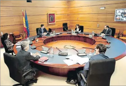  ?? JM CUADRADO / ACN ?? Sánchez presidió ayer el Consejo de Ministros extraordin­ario de nuevo en el búnker de la Moncloa