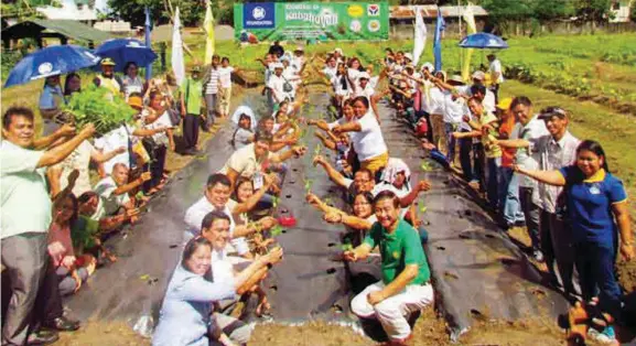  ??  ?? Si Toto Barcelona, naglingkod sa tuo, sa dihang gilusad ang KSK Training Program sa Isabela.