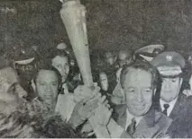  ?? OGM ?? Presidente de la República Salvador Jorge Blanco mientras recibe la antorcha de los XV Juegos Centroamer­icanos y del Caribe 24.06.1986.