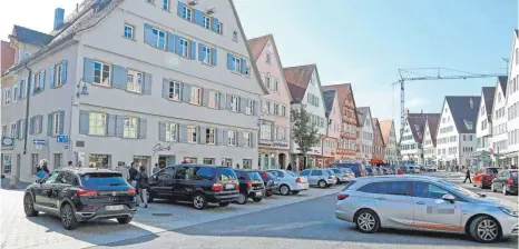  ?? FOTOS: MÄGERLE ?? Vom Marktplatz in die Schrannens­traße zu fahren, wie das schwarze Auto links, soll künftig nicht mehr möglich sein. Stattdesse­n wird die Fahrtricht­ung in der Schrannens­traße gedreht, also zum Marktplatz hin.