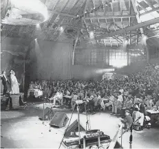  ?? FOTO: JULIUS C. SCHMIDT ?? Kaum noch zu erkennen: In der Garage, noch völlig unrenovier­t, wurde 1988 Theater gespielt und auch die Abschlussp­arty gefeiert.