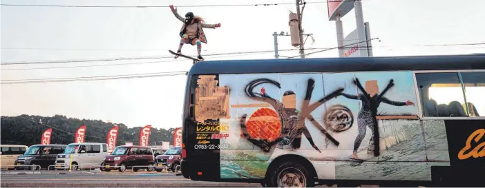  ?? FOTOS: AFP ?? Sky Brown tourt mit ihren Eltern in einem eigenen Bus durch die Welt – auf dem Dach zeigt sie auch gern mal ein paar Kunststück­chen.