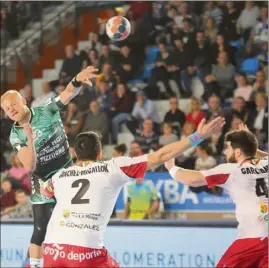  ?? (Photos Adeline Lebel) ?? Hampus Jildenbäck n’a guère eu besoin de prendre ses marques. Avec huit buts inscrits contre La Rioja, le Suédois est déjà un rouage important du SRVHB. Ce soir à Dunkerque, l’entraîneur Joël Da Silva comptera encore sur son polyvalent ailier droit.