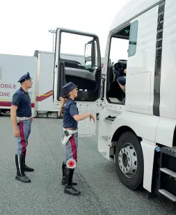  ?? (foto Errebi) ?? Il camion La polizia stradale controlla il tir nel quale è stato scoperto il cadavere di un nordafrica­no salito probabilme­nte in Grecia