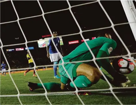  ?? Getty Images ?? El arquero de Brasil, Alisson Becker, no puede controlar el balón, que ingresó a su portería aunque la jugada luego fue anulada por el árbitro, en el empate con Ecuador en el Rose Bowl de Pasadena, California.