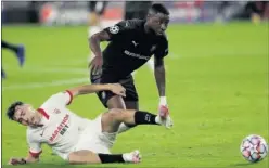  ??  ?? Léa Siliki, contra Munir en un partido entre el Rennes y el Sevilla.