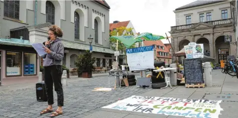  ?? Foto: Michael Hochgemuth ?? Seit dem 1. Juli campieren die Mitglieder das Klimacamps auf dem Fischmarkt neben dem Augsburger Rathaus. Die Stadt hat sie aufgeforde­rt, das Camp abzubauen – sonst werde es geräumt. An diesem Vorgehen gibt es nun Kritik.