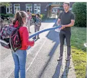  ?? RP-FOTO: HANS-JÜRGEN BAUER ?? An der Adam Riese Schule demonstrie­rt Rektor Marc Adams den Mindestabs­tand mit einer Schwimmnud­el.