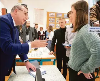  ?? Foto: Jakub Stadler, MAFRA ?? Debata se studenty Tomáš Zima diskutoval na Gymnáziu a Leteckém lyceu v Moravské Třebové. Podle studentů předčil jejich očekávání. Po debatě rozdával a podepisova­l své knihy.