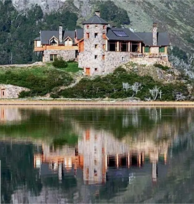  ??  ?? “Campo Trafipan” es la gran casona que Tinelli tiene en Esquel, junto al cerro “La Torta” y frente al gran espejo de agua. Lo compró en 1999.
“La mansión tiene 6 plantas en 850 metros cuadrados. Está hecha en piedra y madera”.