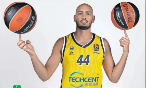  ??  ?? Stefan Peno posa con la camiseta del Alba Berlín. El base ha vuelto a jugar después de 16 meses.