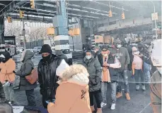  ??  ?? Una larga fila se formó de interesado­s en sacar su cita para la vacuna.