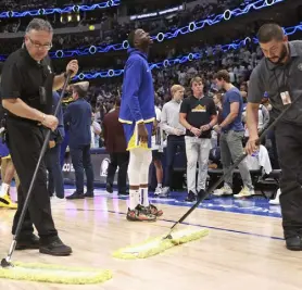  ?? Scott Strazzante, San Francisco Chronicle ?? Golden State’s Draymond Green looks up at a leak in the roof that delayed the start of third quarter.