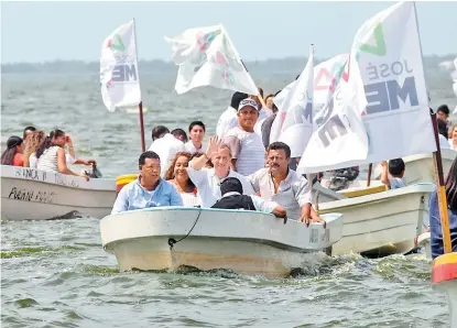  ??  ?? De gira por Acapulco, Meade retó a sus adversario­s a discusione­s semanales para contrastar planes reales.