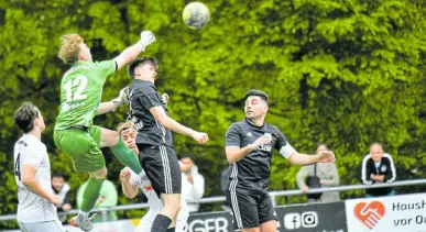  ?? Foto: Uwe Caspar ?? Wiedenbrüc­ks Torwart Marcel Schiemer klärt mit einer Faustabweh­r vor zwei Türkgücü-akteuren. Die Teams trennten sich am Güterslohe­r Kampfhof mit 1:1.