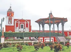  ??  ?? En una de las bancas de la plaza principal de Acaponeta, planean instalar una estatua del poeta, como parte del centanario de su nacimiento.