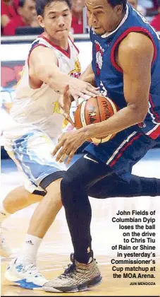  ?? JUN MENDOZA ?? John Fields of Columbian Dyip loses the ball on the drive to Chris Tiu of Rain or Shine in yesterday’s Commission­er’s Cup matchup at the MOA Arena.
