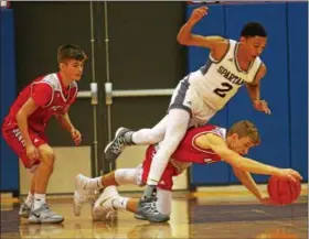  ?? DAVID TURBEN — THE NEWS-HERALD ?? Mentor’s Ben Gingrich (3) dives for a loose ball under Boardman’s Ryan Archey (2) on Dec. 9 at Poland Seminary.