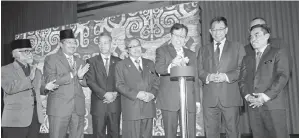  ??  ?? ABANG Johari melakukan simbolik perasmian Kongres Seni Sarawak 2018 sambil disaksikan tetamu kehormat lain.