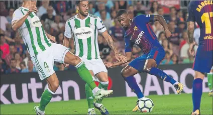  ?? FOTO: MANEL MONTILLA ?? Nelson Semedo intenta un recorte en ataque ante el Betis Era su primera titularida­d en partido oficial con el Barça y brilló