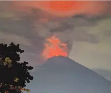  ?? FOTO: DONAL HUSNI ?? Seit Samstag spuckt der Mount Agung Lava, eine enorme Eruption wird befürchtet.