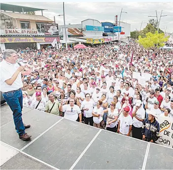  ??  ?? • Adán Augusto López con amplio respaldo en el cierre de campaña en Tenosique y Jonuta.