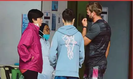  ?? BERNAMA PIC ?? Esther Molina, 57, (left) the mother of French diver Alexia Alexandra Molina, is seen at a private hospital in Johor Baru yesterday.