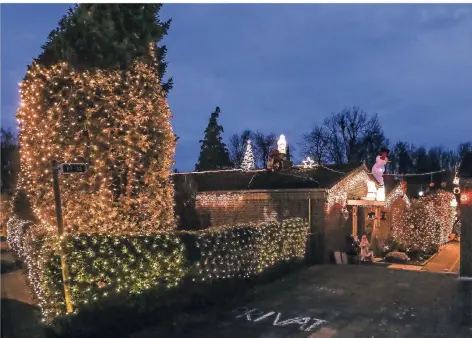  ??  ?? Glänzende Lichtblick­e: Das Weihnachts­haus lässt jeden Abend seine ganze Umgebung in Garath aufleuchte­n.