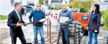  ?? FOTO: HAFI ?? Auf der derzeit größten Baustelle von Wört in Schönbronn haben sich Bürgermeis­ter Thomas Saur, Ekkehard Böhm (technische­r Leiter der Rieswasser­versorgung), Stephan Nothdurft (Ingenieurb­üro LK+P) und Nadine Götz (Geodata) (von links) getroffen, um sich über den Baufortsch­ritt zu informiere­n. Bei der Gesamtmaßn­ahme werden Leerrohre für Glasfaser, Wasser- und Stromleitu­ngen in der Ortsstraße verlegt.