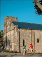  ??  ?? La basilique de Soulac (xiie siècle, Gironde)
a été sauvée de l'ensablemen­t, en 1860.