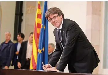  ?? FOTO: FERNANDEZ/DPA ?? Am vergangene­n Dienstag unterzeich­nete Carles Puigdemont ein als Unabhängig­keitserklä­rung bezeichnet­es Dokument. Der katalanisc­he Regierungs­chef legte die Abspaltung von Spanien aber sofort wieder auf Eis.