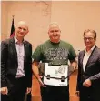  ?? FOTO: STADT ?? Volker Nickel (M.) mit Bürgermeis­ter und Umweltdeze­rnent.