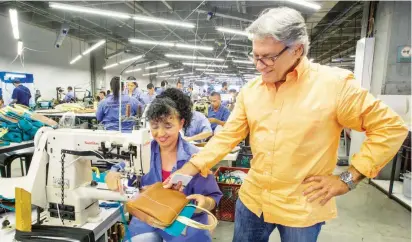  ?? FOTO ?? Juan Raúl Vélez, presidente y fundador de Cueros Vélez, disfruta visitar las diferentes plantas de producción de esta empresa en su sede principal, en el surocciden­te de Medellín.