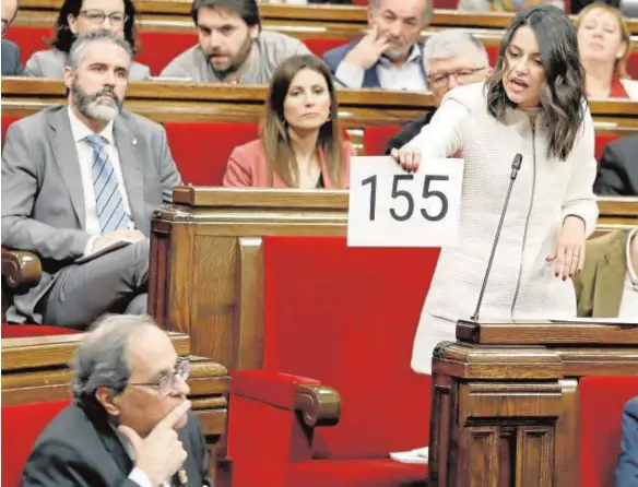  ?? EFE ?? Inés Arrimadas muestra un cartel con el 155 a Quim Torra, ayer, durante el pleno celebrado en el Parlamento de Cataluña