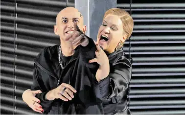  ?? BILD: SN/STAATSOPER/HÖSL ?? Das Muttersöhn­chen giert nach der Krone: Franco Fagioli (Nerone) und Alice Coote (Agrippina).