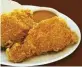  ??  ?? Il Chickenjoy, pollo fritto che si intinge in una serie di salse, è il bestseller di Jollibee.