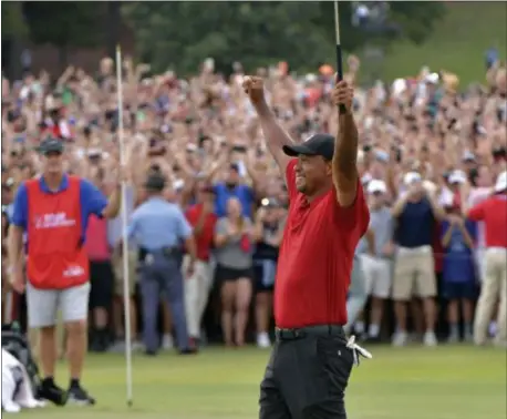  ?? HYOSUB SHIN — ATLANTA JOURNAL-CONSTITUTI­ON VIA AP ?? Tiger Woods celebrates on the 18th green after winning the Tour Championsh­ip in Atlanta on Sept. 23.