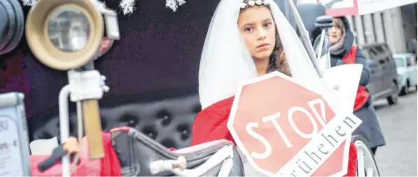  ?? Foto: Uwe Steinert ?? 2015 protestier­te „Terre des Femmes“vor dem Brandenbur­ger Tor gegen „Frühehen“. Die Szene mit der jungen Braut ist gestellt. In Bayern steigen die Zahlen von minderjähr­ig verheirate­ten Mädchen.
