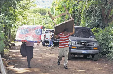  ??  ?? Desplazado­s. El representa­nte de ACNUR en el país cree que los desplazami­entos internos a causa de violencia no son un fenómeno masivo en El Salvador. En la gráfica, una imagen de archivo del desplazami­ento de familias ocurrido en Caluco en 2016.