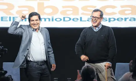  ?? EFE ?? El candidato correísta Andrés Arnaúz (i) celebra junto a su compañero de fórmula Carlos Rabascall, tras ganar la primera vuelta de las elecciones de Ecuador. Los ecuatorian­os volverán a las urnas en abril.