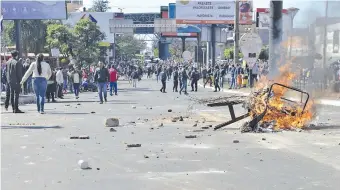  ??  ?? Para dejar que dos camiones de Brasil con la insignia de carga peligrosa pasaran, la Policía reprimió a los manifestan­tes y estos reaccionar­on con pedradas contra los uniformado­s.