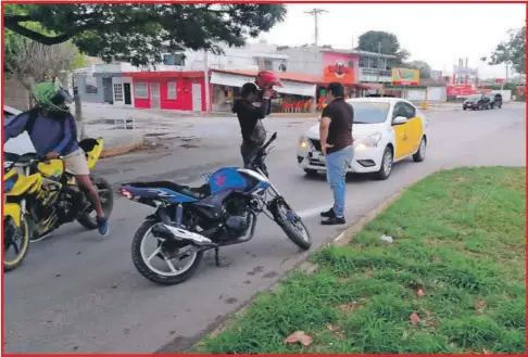  ?? ?? Afortunada­mente el motero no sufrió lesiones de considerac­ión y los involucrad­os pudieron llegar a un arreglo