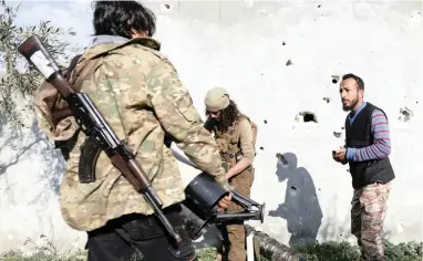  ?? PICTURE: REUTERS/AFRICAN NEWS AGENCY (ANA) ?? MANOEUVRIN­G: Turkish-backed Free Syrian Army fighters, north of the city of Afrin, Syria.