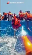  ?? Foto: dpa ?? Rettungsak­tion im Mittelmeer: Dieses Foto stammt aus einem Video der italie nischen Küstenwach­e.