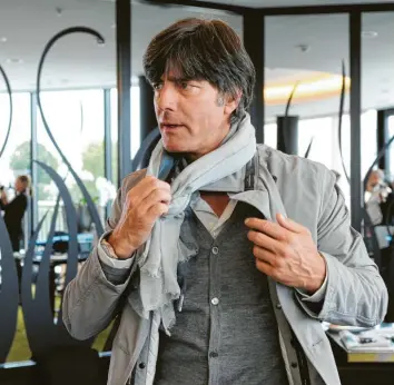  ?? Fotos: Markus Gilliar, dpa/Christina Heller ?? Zwischen 2006 und 2013 stattete das Nördlinger Model-Label Strenesse die Fußballnat­ionalmanns­chaft und Bundestrai­ner Joachim Löw mit Kleidung aus. Mittlerwei­le ist die Firma insolvent.