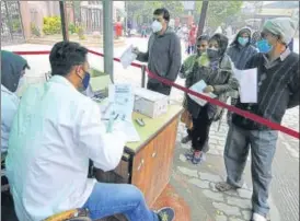  ?? SUNIL GHOSH /HT PHOTO ?? Health workers register people for Covid-19 testing in Noida on Friday.