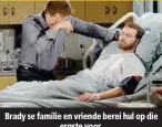  ??  ?? Brady se familie en vriende berei hul op die ergste voor.