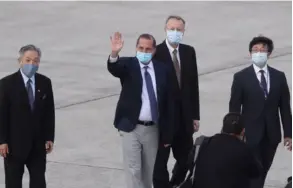  ?? AFP ?? El secretario de Salud de Estados Unidos, Álex Azar, saludó a su arribo, ayer, al aeropuerto internacio­nal Sungshan, en Taipéi.