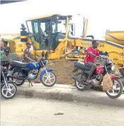  ?? ?? Commercial motorcycli­sts maneuverin­g the constructi­on site.